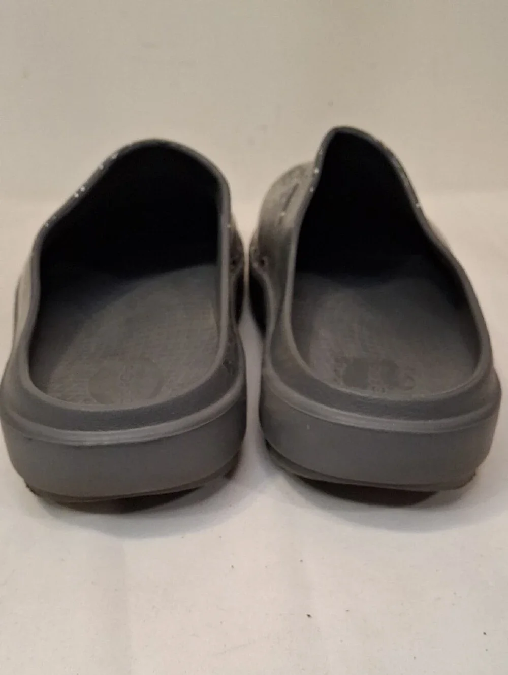 OOFOS Men's Black Slip-On Clogs with Silver Speckle. Great Almost New Casual
